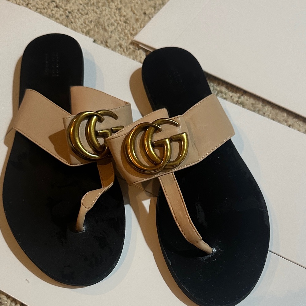 Gucci Women's Sandals in Beige with Gold Logo